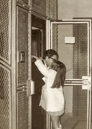 1976. O Αναστάσιος Πεπονής επιστρέφει στο σπίτι από τη φυλακή, μετά τη χορήγηση αμνηστίας από τη χούντα. Τον υποδέχεται η κόρη του, Νατάσα.    