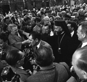 Ο πρόεδρος Μακάριος κατά τη διάρκεια επίσημης επίσκεψής του στο Βερολίνο, το 1962. Η Δύση προσέβλεπε στον Μακάριο για την εφαρμογή του δύσκολου συντάγματος που προέκυψε από τις συνθήκες Ζυρίχης - Λονδίνου. Η εμπιστοσύνη αυτή αμβλύνθηκε μετά τον Νοέμβριο του 1963, όταν ο Αρχιεπίσκοπος και πρόεδρος της Κύπρου δημοσιοποίησε την πρόθεσή του για αναθεώρηση του συντάγματος, χωρίς όμως να προηγηθεί διαβούλευση με τους Τουρκοκύπριους – με αποτέλεσμα τα πρώτα σοβαρά επεισόδια που έφεραν πιο κοντά τη διχοτόμηση.     