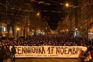2 Μαρτίου 2021, Αθήνα. Διαδηλωτές υπέρ του Δημήτρη Κουφοντίνα, μια κινητοποίηση που επαναλήφθηκε πολλές φορές, ώσπου να διακόψει την απεργία πείνας ο δολοφόνος τρομοκράτης της 17 Νοέμβρη. Στο μεταξύ, τα κρούσματα Covid-19 αυξάνονταν συνεχώς. 