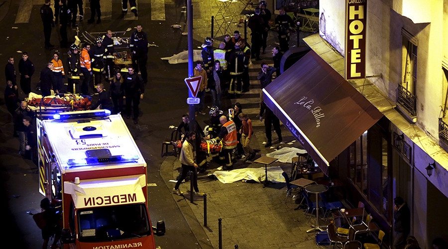 13 Νοεμβρίου 2015. Λίγο μετά το δολοφονικό χτύπημα σε πλατεία του Παρισιού.