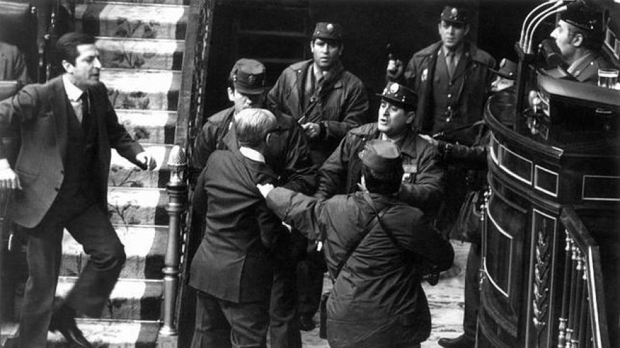 23 Φεβρουαρίου 1981. Ο Αντόλφο Σουάρεθ, όρθιος, αψηφά τα όπλα των πραξικοπηματιών του στρατηγού Τεχέρο.