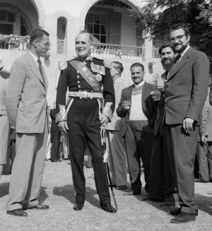 &Omicron; &beta;&rho;&epsilon;&tau;&alpha;&nu;ό&sigmaf; &kappa;&upsilon;&beta;&epsilon;&rho;&nu;ή&tau;&eta;&sigmaf; Sir Hugh Mackintosh Foot &mu;&epsilon; &xi;έ&nu;&omicron;&upsilon;&sigmaf; &kappa;&alpha;&iota; &kappa;ύ&pi;&rho;&iota;&omicron;&upsilon;&sigmaf; &delta;&eta;&mu;&omicron;&sigma;&iota;&omicron;&gamma;&rho;ά&phi;&omicron;&upsilon;&sigmaf; &sigma;&tau;&eta; &Lambda;&epsilon;&upsilon;&kappa;&omega;&sigma;ί&alpha;. &Eta; &phi;&omega;&tau;&omicron;&gamma;&rho;&alpha;&phi;ί&alpha; έ&chi;&epsilon;&iota; &lambda;&eta;&phi;&theta;&epsilon;ί &tau;&omicron; &delta;&iota;ά&sigma;&tau;&eta;&mu;&alpha; &mu;&epsilon;&tau;&alpha;&xi;ύ 1943 &kappa;&alpha;&iota; 1945.