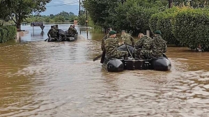 Στρατιώτες σε σκάφη διάσωσης, στη Θεσσαλία, μετά τις πλημμύρες.
