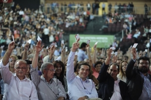 Συνέδριο του ΣΥΡΙΖΑ, γήπεδο Ταέ Κβο Ντο, Αθήνα. Ο Αλέξης Τσίπρας ψηφίζει δι&#039; ανατάσεως της χειρός, μαζί με άλλους συνέδρους.