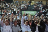 &Sigma;&upsilon;&nu;έ&delta;&rho;&iota;&omicron; &tau;&omicron;&upsilon; &Sigma;&Upsilon;&Rho;&Iota;&Zeta;&Alpha;, &gamma;ή&pi;&epsilon;&delta;&omicron; &Tau;&alpha;έ &Kappa;&beta;&omicron; &Nu;&tau;&omicron;, &Alpha;&theta;ή&nu;&alpha;. &Omicron; &Alpha;&lambda;έ&xi;&eta;&sigmaf; &Tau;&sigma;ί&pi;&rho;&alpha;&sigmaf; &psi;&eta;&phi;ί&zeta;&epsilon;&iota; &delta;&iota;' &alpha;&nu;&alpha;&tau;ά&sigma;&epsilon;&omega;&sigmaf; &tau;&eta;&sigmaf; &chi;&epsilon;&iota;&rho;ό&sigmaf;, &mu;&alpha;&zeta;ί &mu;&epsilon; ά&lambda;&lambda;&omicron;&upsilon;&sigmaf; &sigma;&upsilon;&nu;έ&delta;&rho;&omicron;&upsilon;&sigmaf;.