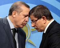 &Omicron; &pi;&rho;ό&epsilon;&delta;&rho;&omicron;&sigmaf; &Epsilon;&rho;&nu;&tau;&omicron;&gamma;ά&nu;, &omicron; &pi;&rho;ώ&eta;&nu; &pi;&rho;&omega;&theta;&upsilon;&pi;&omicron;&upsilon;&rho;&gamma;ό&sigmaf; &Nu;&tau;&alpha;&beta;&omicron;ύ&tau;&omicron;&gamma;&lambda;&omicron;&upsilon;. &Alpha;&pi;έ&kappa;&lambda;&iota;&nu;&alpha;&nu; &sigma;&upsilon;&sigma;&tau;&eta;&mu;&alpha;&tau;&iota;&kappa;ά &tau;&omicron; &delta;&iota;ά&sigma;&tau;&eta;&mu;&alpha; &pi;&omicron;&upsilon; &beta;&rho;έ&theta;&eta;&kappa;&alpha;&nu; &sigma;&tau;&alpha; &delta;&upsilon;&omicron; &kappa;&omicron;&rho;&upsilon;&phi;&alpha;ί&alpha; &alpha;&xi;&iota;ώ&mu;&alpha;&tau;&alpha; &tau;&eta;&sigmaf; &Tau;&omicron;&upsilon;&rho;&kappa;ί&alpha;&sigmaf;. &Alpha;&upsilon;&tau;ό&sigmaf; &pi;&omicron;&upsilon; &eta;&tau;&tau;ή&theta;&eta;&kappa;&epsilon; ή&tau;&alpha;&nu; έ&nu;&alpha;&sigmaf; &pi;&omicron;&lambda;&iota;&tau;&iota;&kappa;ό&sigmaf; &mu;&epsilon; &phi;&iota;&lambda;&omicron;&epsilon;&upsilon;&rho;&omega;&pi;&alpha;ϊ&kappa;ή &kappa;&alpha;&tau;&epsilon;ύ&theta;&upsilon;&nu;&sigma;&eta;, &pi;&omicron;&upsilon; &upsilon;&pi;&omicron;&sigma;&tau;ή&rho;&iota;&zeta;&epsilon; &tau;&omicron;&nu; &epsilon;&kappa;&sigma;&upsilon;&gamma;&chi;&rho;&omicron;&nu;&iota;&sigma;&mu;ό &tau;&eta;&sigmaf; &Tau;&omicron;&upsilon;&rho;&kappa;ί&alpha;&sigmaf; &kappa;&alpha;&iota; &tau;&eta; &theta;&epsilon;&sigma;&mu;&iota;&kappa;ή  &mu;&epsilon;&tau;&alpha;&rho;&rho;ύ&theta;&mu;&iota;&sigma;ή &tau;&eta;&sigmaf;. &Alpha;&upsilon;&tau;ό&sigmaf; &pi;&omicron;&upsilon; &kappa;έ&rho;&delta;&iota;&sigma;&epsilon; &epsilon;ί&nu;&alpha;&iota; &omicron; &laquo;&sigma;&omicron;&upsilon;&lambda;&tau;ά&nu;&omicron;&sigmaf;&raquo;, έ&nu;&alpha;&sigmaf; &pi;&omicron;&lambda;&iota;&tau;&iota;&kappa;ό&sigmaf; &pi;&omicron;&upsilon; &kappa;&alpha;&tau;&alpha;&lambda;&alpha;&beta;&alpha;ί&nu;&epsilon;&iota; &mu;ό&nu;&omicron; &tau;&eta;&nu; &omega;&mu;ή &delta;ύ&nu;&alpha;&mu;&eta;. 