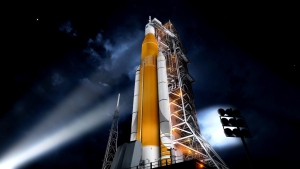 Το πυραυλικό σύστημα (Space Launch System) Μπλοκ 1 και το διαστημικό σκάφος Ωρίων, που στις 29 Αυγούστου 2022 θα εκτοξευθεί με προορισμό τη Σελήνη. 