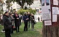 5 Απριλίου 2015. Η πρόεδρος της Βουλής Ζωή Κωνσταντοπούλου αποτίει φόρο τιμής στη μνήμη του αυτόχειρα Δημήτρη Χριστούλα, τον οποίο θεωρεί μάρτυρα των Μνημονίων. Η κ. Κωνσταντοπούλου περιστοιχίζεται από την ευρωβουλευτή του ΣΥΡΙΖΑ Σοφία Σακοράφα, τον γενικό γραμματέα της Βουλής Γιώργο Θαλάσση και τα μέλη της λεγόμενης Επιτροπής Αλήθειας Δημόσιου Χρέους.