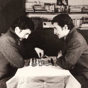 Ο Κώστας Φλέγκας, διπλός, παίζει σκάκι με τον εαυτό του.