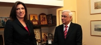 19 Φεβρουαρίου 2015. Ο νέος Πρόεδρος της Δημοκρατίας, Προκόπης Παυλόπουλος, συναντάται με την Πρόεδρο της Βουλής, Ζωή Κωνσταντοπούλου. Η επιλογή Προέδρου από το χώρο της αντιπολίτευσης μετά τις εκλογές, οι οποίες προκλήθηκαν από την αδυναμία της προηγούμενης Βουλής να εκλέξει Πρόεδρο, επικυρώνει, ως δείγμα εκ των υστέρων συναίνεσης, ότι η διαφωνία δεν ήταν επί της ουσίας, για το πρόσωπο, αλλά για την εξουσία.