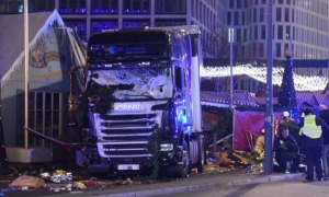 17 Δεκεμβρίου 2016, Βερολίνο. Το εικονιζόμενο φορτηγό έπεσε σε υπαίθρια χριστουγεννιάτικη αγορά με τρομακτικές συνέπειες για τους ανυποψίαστους καταναλωτές. 