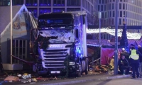 17 &Delta;&epsilon;&kappa;&epsilon;&mu;&beta;&rho;ί&omicron;&upsilon; 2016, &Beta;&epsilon;&rho;&omicron;&lambda;ί&nu;&omicron;. &Tau;&omicron; &epsilon;&iota;&kappa;&omicron;&nu;&iota;&zeta;ό&mu;&epsilon;&nu;&omicron; &phi;&omicron;&rho;&tau;&eta;&gamma;ό έ&pi;&epsilon;&sigma;&epsilon; &sigma;&epsilon; &upsilon;&pi;&alpha;ί&theta;&rho;&iota;&alpha; &chi;&rho;&iota;&sigma;&tau;&omicron;&upsilon;&gamma;&epsilon;&nu;&nu;&iota;ά&tau;&iota;&kappa;&eta; &alpha;&gamma;&omicron;&rho;ά &mu;&epsilon; &tau;&rho;&omicron;&mu;&alpha;&kappa;&tau;&iota;&kappa;έ&sigmaf; &sigma;&upsilon;&nu;έ&pi;&epsilon;&iota;&epsilon;&sigmaf; &gamma;&iota;&alpha; &tau;&omicron;&upsilon;&sigmaf; &alpha;&nu;&upsilon;&pi;&omicron;&psi;ί&alpha;&sigma;&tau;&omicron;&upsilon;&sigmaf; &kappa;&alpha;&tau;&alpha;&nu;&alpha;&lambda;&omega;&tau;έ&sigmaf;. 