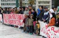 Νοέμβριος 2014. Σύροι πρόσφυγες έχουν καταλάβει τμήμα του πεζοδρομίου απέναντι από τη Βουλή.