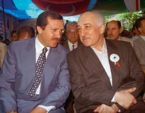 Ερντογάν (αριστερά) και Γκιουλέν, μαζί σε εκδήλωση, τη δεκαετία του 1990. 