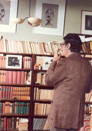 17 Νοεμβρίου 1983. Ο Μανόλης Αναγνωστάκης στο γραφείο του Τάκη Σινόπουλου.  