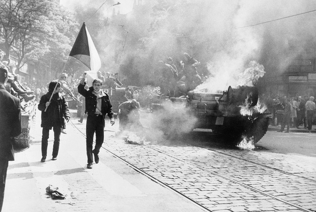 Αύγουστος 1968, Πράγα, Τσεχοσλοβακία. Διαδηλωτές πυρπολούν σοβιετικό τανκ, μετά την εισβολή ρωσικών στρατευμάτων με στόχο την κατάπνιξη της Άνοιξης της Πράγας, της προσπάθειας δηλαδή φιλελευθεροποίησης και εκδημοκρατισμού του κομμουνιστικού καθεστώτος στην Τσεχοσλοβακία.
