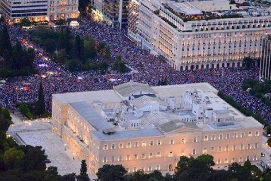Αθήνα, πλατεία Συντάγματος, 30/6/2015. Συγκέντρωση του κινήματος Μένουμε Ευρώπη.