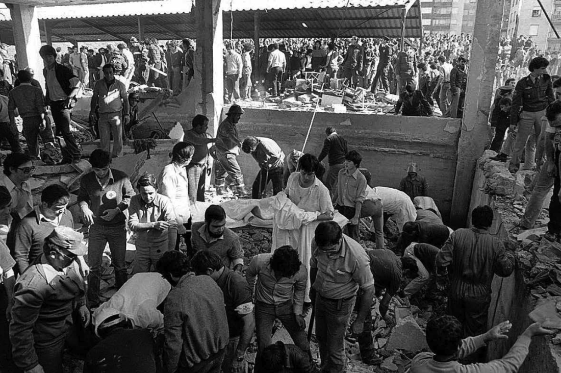 23 &Omicron;&kappa;&tau;&omega;&beta;&rho;ί&omicron;&upsilon; 1980, &Omicron;&rho;&tau;&omicron;&upsilon;έ&gamma;&iota;&alpha;, &Chi;ώ&rho;&alpha; &tau;&omega;&nu; &Beta;ά&sigma;&kappa;&omega;&nu;, &Iota;&sigma;&pi;&alpha;&nu;ί&alpha;. &Delta;&iota;&alpha;&sigma;ώ&sigma;&tau;&epsilon;&sigmaf; &sigma;&tau;&alpha; &epsilon;&rho;&epsilon;ί&pi;&iota;&alpha; &tau;&omicron;&upsilon; &delta;&eta;&mu;ό&sigma;&iota;&omicron;&upsilon; &sigma;&chi;&omicron;&lambda;&epsilon;ί&omicron;&upsilon; &tau;&eta;&sigmaf; &pi;ό&lambda;&eta;&sigmaf; &sigma;&tau;&omicron; &omicron;&pi;&omicron;ί&omicron; &pi;&rho;&omicron;&kappa;&lambda;ή&theta;&eta;&kappa;&epsilon; έ&kappa;&rho;&eta;&xi;&eta; &alpha;&pi;ό &delta;&iota;&alpha;&rho;&rho;&omicron;ή &pi;&rho;&omicron;&pi;&alpha;&nu;ί&omicron;&upsilon; &pi;&omicron;&upsilon; &sigma;&kappa;ό&tau;&omega;&sigma;&epsilon; 50 &pi;&alpha;&iota;&delta;&iota;ά &kappa;&alpha;&iota; 3 &epsilon;&nu;ή&lambda;&iota;&kappa;&omicron;&upsilon;&sigmaf;. &Eta; &phi;&omega;&tau;&omicron;&gamma;&rho;&alpha;&phi;ί&alpha; &alpha;&pi;ό &tau;&eta;&nu; &epsilon;&phi;&eta;&mu;&epsilon;&rho;ί&delta;&alpha; El Correo.