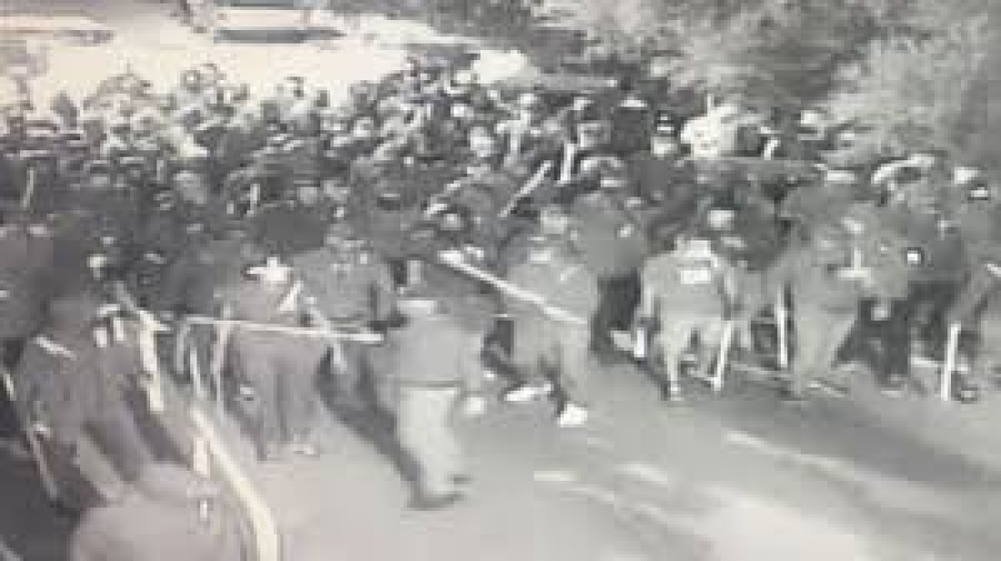 Οι κροάτες χούλιγκαν σε στρατιωτικό σχηματισμό την ώρα της επίθεσής τους στη Νέα Φιλαδέλφεια. Η φωτογραφία από κάμερα ασφαλείας.