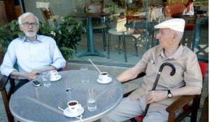 Καλοκαίρι 2015. Ο ποιητής Λουκάς Κούσουλας (αριστερά) και ο Γιώργος Τοπάλης.