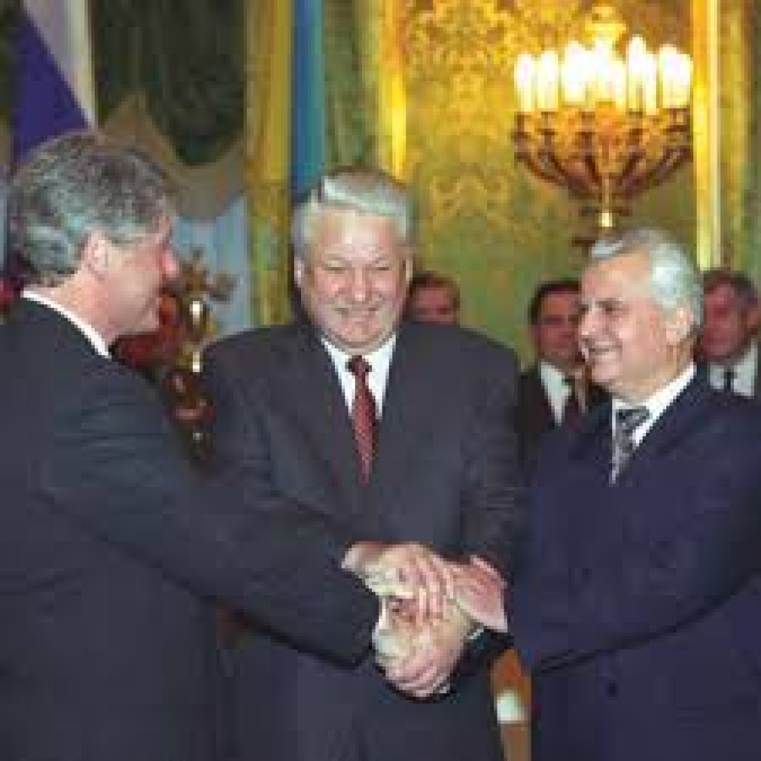 Δεκέμβριος 1994, Μόσχα. Ο αμερικανός πρόεδρος Μπιλ Κλίντον με τον ρώσο πρόεδρο Μπόρις Γέλτσιν και τον ουκρανό ομόλογό τους Λεονίντ Κραβτσούκ, δίνουν τα χέρια επικυρώνοντας την υπογραφή τους στο «Μνημόνιο για τις εγγυήσεις ασφαλείας σε σχέση με την προσχώρηση της Ουκρανίας στη Συνθήκη για τη Μη Διάδοση των Πυρηνικών Όπλων». Το Μνημόνιο απαγόρευε στη Ρωσική Ομοσπονδία, στο Ηνωμένο Βασίλειο και στις Ηνωμένες Πολιτείες να χρησιμοποιούν στρατιωτική βία ή την απειλή στρατιωτικής βίας ή οικονομικό εξαναγκασμό κατά της Ουκρανίας, της Λευκορωσίας και του Καζακστάν, «ει μη σε περιπτώσεις αυτοάμυνας ή, άλλως, σύμφωνα με τον Χάρτη των Ηνωμένων Εθνών». Λόγω του μνημονίου αυτού, η Λευκορωσία, το Καζακστάν και η Ουκρανία υποχρεώθηκαν να εγκαταλείψουν τα πυρηνικά τους όπλα.   Δεκέμβριος 1994, Μόσχα. Ο αμερικανός πρόεδρος Μπιλ Κλίντον με τον ρώσο πρόεδρο Μπόρις Γέλτσιν και τον ουκρανό ομόλογό τους Λεονίντ Κραβτσούκ, δίνουν τα χέρια επικυρώνοντας την υπογραφή τους στο «Μνημόνιο για τις εγγυήσεις ασφαλείας σε σχέση με την προσχώρηση της Ουκρανίας στη Συνθήκη για τη Μη Διάδοση των Πυρηνικών Όπλων». Το Μνημόνιο απαγόρευε στη Ρωσική Ομοσπονδία, στο Ηνωμένο Βασίλειο και στις Ηνωμένες Πολιτείες να χρησιμοποιούν στρατιωτική βία ή την απειλή στρατιωτικής βίας ή οικονομικό εξαναγκασμό κατά της Ουκρανίας, της Λευκορωσίας και του Καζακστάν, «ει μη σε περιπτώσεις αυτοάμυνας ή, άλλως, σύμφωνα με τον Χάρτη των Ηνωμένων Εθνών». Λόγω του μνημονίου αυτού, η Λευκορωσία, το Καζακστάν και η Ουκρανία υποχρεώθηκαν να εγκαταλείψουν τα πυρηνικά τους όπλα.