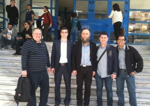 Απρίλιος 2013, Πειραιάς, Ελλάδα. Ο Νίκος Κοτζιάς (πρώτος από αριστερά), που το 2015 έγινε υπουργός Εξωτερικών της κυβέρνησης ΣΥΡΙΖΑΝΕΛ, και ο Ρώσος ακροδεξιός Ντούγκιν (στο κέντρο), στο Πανεπιστήμιο Πειραιά. Η φωτογραφία αναρτήθηκε από ρώσο μπλόγκερ στο twitter όταν ο Κοτζιάς διέψευδε ότι έχει σχέση με τον Ντούγκιν, με τη διευκρίνιση ότι ο Ντούγκιν ανήκει σε μια ομάδα υπερεθνικιστών που βρίσκονται γύρω από τον ολιγάρχη Κονσταντίν Μαλοφέγιεφ, τον οποίο έχουν καταγγείλει η Ευρωπαϊκή Ενωση και η Νορβηγία ότι χρηματοδοτεί τους ρώσους εξτρεμιστές στην ανατολική Γερμανία. Πριν από λίγο καιρό, από το υπουργείο Δικαιοσύνης των ΗΠΑ μάθαμε ότι ο Μαλοφέγιεφ προσπάθησε να στήσει δίκτυο τηλεοπτικών σταθμών και στην Ελλάδα.  Αρχείο The Books’ Journal