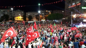 Kωνσταντινούπολη, ξημερώματα 16ης Ιουλίου 2016. Πολίτες στους δρόμους διαδηλώνουν εναντίον του πραξικοπήματος που εκδηλώθηκε μερικές ώρες νωρίτερα. 