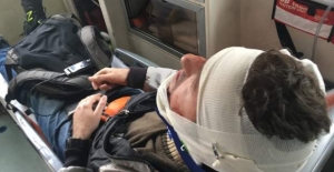 4 Φεβρουαρίου 2016. Ο δημοσιογράφος Δημήτρης Πέρρος μεταφέρεται στο νοσοκομείο, έπειτα από την επίθεση  κουκουλοφόρων εναντίον του.