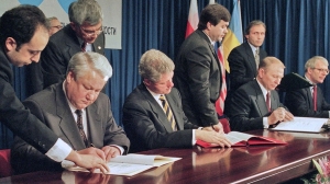 &Sigma;&tau;&iota;&sigmaf; 5 &Delta;&epsilon;&kappa;&epsilon;&mu;&beta;&rho;ί&omicron;&upsilon; 1994 &sigma;&tau;&eta; &delta;&iota;ά&sigma;&kappa;&epsilon;&psi;&eta; &tau;&omicron;&upsilon; &Omicron;&Alpha;&Sigma;&Epsilon; &sigma;&tau;&eta; &Beta;&omicron;&upsilon;&delta;&alpha;&pi;έ&sigma;&tau;&eta;, &upsilon;&pi;&omicron;&gamma;&rho;ά&phi;&tau;&eta;&kappa;&epsilon; &tau;&omicron; &lambda;&epsilon;&gamma;ό&mu;&epsilon;&nu;&omicron; &Mu;&nu;&eta;&mu;ό&nu;&iota;&omicron; &tau;&eta;&sigmaf; &Beta;&omicron;&upsilon;&delta;&alpha;&pi;έ&sigma;&tau;&eta;&sigmaf; (The Budapest Memorandum on Security Assurances), &alpha;&pi;ό &tau;&rho;&epsilon;ί&sigmaf; &pi;&upsilon;&rho;&eta;&nu;&iota;&kappa;έ&sigmaf; &delta;&upsilon;&nu;ά&mu;&epsilon;&iota;&sigmaf; (&Eta;.&Pi;.&Alpha;., &Rho;&omega;&sigma;ί&alpha;, &Mu;&epsilon;&gamma;ά&lambda;&eta; &Beta;&rho;&epsilon;&tau;&alpha;&nu;ί&alpha;) &kappa;&alpha;&iota; &tau;&eta;&nu; &Omicron;&upsilon;&kappa;&rho;&alpha;&nu;ί&alpha;, &tau;&eta; &Lambda;&epsilon;&upsilon;&kappa;&omicron;&rho;&omega;&sigma;ί&alpha; &kappa;&alpha;&iota; &tau;&omicron; &Kappa;&alpha;&zeta;&alpha;&kappa;&sigma;&tau;ά&nu;, &mu;&epsilon; &tau;&omicron; &omicron;&pi;&omicron;ί&omicron; &omicron;&iota; &tau;&rho;&epsilon;&iota;&sigmaf; &tau;&epsilon;&lambda;&epsilon;&upsilon;&tau;&alpha;ί&epsilon;&sigmaf; &chi;ώ&rho;&epsilon;&sigmaf; &pi;&rho;&omicron;&chi;&omega;&rho;&omicron;ύ&sigma;&alpha;&nu; &sigma;&tau;&eta; &Sigma;&upsilon;&nu;&theta;ή&kappa;&eta; &gamma;&iota;&alpha; &tau;&eta; &mu;&eta; &delta;&iota;ά&delta;&omicron;&sigma;&eta; &tau;&omega;&nu; &pi;&upsilon;&rho;&eta;&nu;&iota;&kappa;ώ&nu; ό&pi;&lambda;&omega;&nu; (NPT). &Omicron;&iota; ά&lambda;&lambda;&epsilon;&sigmaf; &delta;ύ&omicron; &pi;&upsilon;&rho;&eta;&nu;&iota;&kappa;έ&sigmaf; &delta;&upsilon;&nu;ά&mu;&epsilon;&iota;&sigmaf;, &Kappa;ί&nu;&alpha; &kappa;&alpha;&iota; &Gamma;&alpha;&lambda;&lambda;ί&alpha;, έ&delta;&omega;&sigma;&alpha;&nu; &laquo;&alpha;&sigma;&theta;&epsilon;&nu;έ&sigma;&tau;&epsilon;&rho;&epsilon;&sigmaf;&raquo; &delta;&iota;&alpha;&beta;&epsilon;&beta;&alpha;&iota;ώ&sigma;&epsilon;&iota;&sigmaf; &sigma;&epsilon; &xi;&epsilon;&chi;&omega;&rho;&iota;&sigma;&tau;ά έ&gamma;&gamma;&rho;&alpha;&phi;&alpha;. &Tau;&omicron; &Mu;&nu;&eta;&mu;ό&nu;&iota;&omicron; &alpha;&pi;&alpha;&gamma;ό&rho;&epsilon;&upsilon;&epsilon; &sigma;&tau;&eta; &Rho;&omega;&sigma;ί&alpha;, &tau;&eta; &Mu;&epsilon;&gamma;ά&lambda;&eta; &Beta;&rho;&epsilon;&tau;&alpha;&nu;ί&alpha; &kappa;&alpha;&iota; &tau;&iota;&sigmaf; &Eta;.&Pi;.&Alpha;. &nu;&alpha; &alpha;&pi;&epsilon;&iota;&lambda;&omicron;ύ&nu; ή &nu;&alpha; &chi;&rho;&eta;&sigma;&iota;&mu;&omicron;&pi;&omicron;&iota;&omicron;ύ&nu; &sigma;&tau;&rho;&alpha;&tau;&iota;&omega;&tau;&iota;&kappa;ή &beta;ί&alpha; ή &omicron;&iota;&kappa;&omicron;&nu;&omicron;&mu;&iota;&kappa;ό &epsilon;&xi;&alpha;&nu;&alpha;&gamma;&kappa;&alpha;&sigma;&mu;ό &epsilon;&nu;&alpha;&nu;&tau;ί&omicron;&nu; &tau;&eta;&sigmaf; &Omicron;&upsilon;&kappa;&rho;&alpha;&nu;ί&alpha;&sigmaf;, &tau;&eta;&sigmaf; &Lambda;&epsilon;&upsilon;&kappa;&omicron;&rho;&omega;&sigma;ί&alpha;&sigmaf; &kappa;&alpha;&iota; &tau;&omicron;&upsilon; &Kappa;&alpha;&zeta;&alpha;&kappa;&sigma;&tau;ά&nu;, &pi;&omicron;&upsilon; &mu;&epsilon; &tau;&eta;&nu; &sigma;&epsilon;&iota;&rho;ά &tau;&omicron;&upsilon;&sigmaf;, &omega;&sigmaf; &tau;&omicron; 1996, &epsilon;&gamma;&kappa;&alpha;&tau;έ&lambda;&epsilon;&iota;&psi;&alpha;&nu; &tau;&alpha; &pi;&upsilon;&rho;&eta;&nu;&iota;&kappa;ά &tau;&omicron;&upsilon;&sigmaf; ό&pi;&lambda;&alpha; (ή &tau;&alpha; &pi;&alpha;&rho;έ&delta;&omega;&sigma;&alpha;&nu; &sigma;&tau;&eta; &Rho;&omega;&sigma;ί&alpha;).