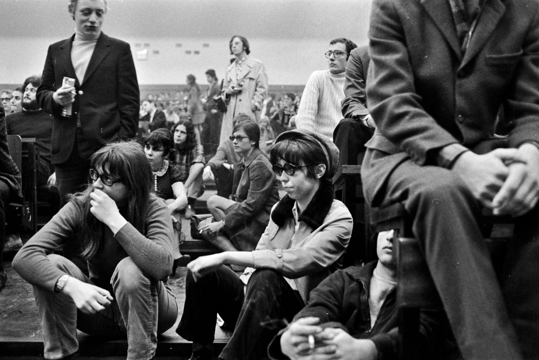 Παρίσι, Μάης του 1968. Φοιτητές διαδηλώνουν στο Πανεπιστήμιο της Ναντέρ. Για τον Πιερ Ροζανβαλόν, ο πολιτικός στοχασμός για εκείνη την περίοδο έγινε με όρους «ιστορίας μάχης», αντί να αναζητηθούν οι βαθύτερες αλλαγές που συνδέθηκαν με την εποχή εκείνη, η οποία τελείωσε τα πρώτα χρόνια της δεκαετίας του 1970.  