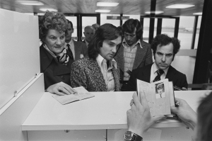 Ο Τζορτζ Μπεστ (στη μέση), στο Ρότερνταμ της Ολλανδίας, τον Οκτώβριο του 1976.  