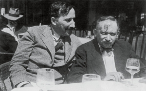 O Στέφαν Τσβάιχ και ο Γιόζεφ Ροτ στο ιταλικό εστιατόριο Almondo  στην Οστάνδη, το καλοκαίρι του 1936. Είναι η μοναδική φωτογραφία που οι δύο φίλοι συγγραφείς εμφανίζονται μαζί και είναι σχεδόν βέβαιο ότι τραβήχτηκε από τη γραμματέα και ερωμένη του Τσβάιχ, Λότε Άλτμαν – μετέπειτα Λότε Τσβάιχ.  