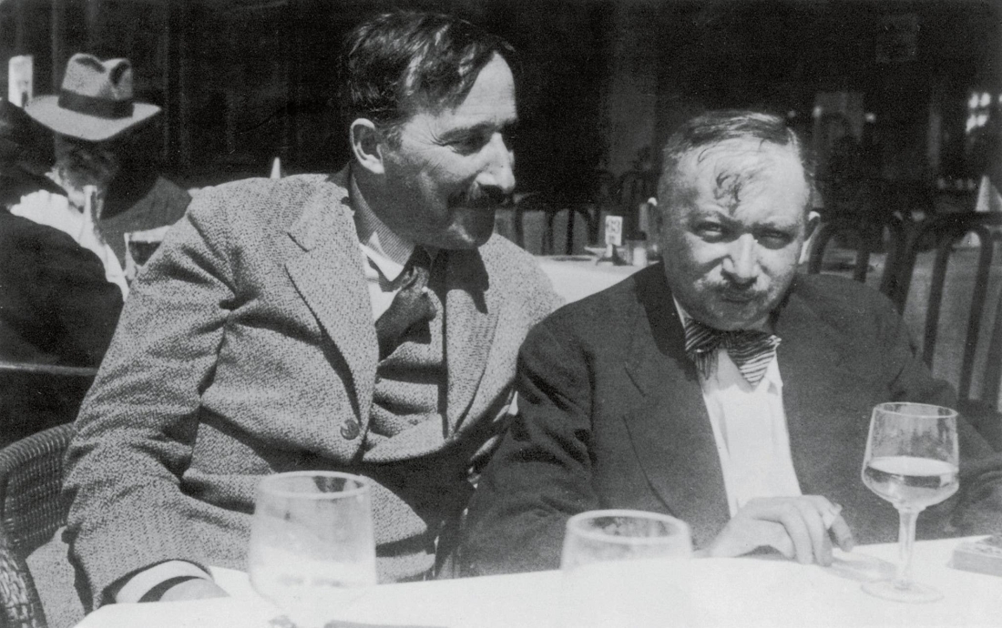 O Στέφαν Τσβάιχ και ο Γιόζεφ Ροτ στο ιταλικό εστιατόριο Almondo  στην Οστάνδη, το καλοκαίρι του 1936. Είναι η μοναδική φωτογραφία που οι δύο φίλοι συγγραφείς εμφανίζονται μαζί και είναι σχεδόν βέβαιο ότι τραβήχτηκε από τη γραμματέα και ερωμένη του Τσβάιχ, Λότε Άλτμαν – μετέπειτα Λότε Τσβάιχ.  