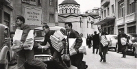  &Delta;&epsilon;&kappa;&alpha;&epsilon;&tau;ί&alpha; &tau;&omicron;&upsilon; 1960. &Epsilon;&phi;&eta;&mu;&epsilon;&rho;&iota;&delta;&omicron;&pi;ώ&lambda;&epsilon;&sigmaf; &mu;&epsilon; &tau;&alpha; &phi;ύ&lambda;&lambda;&alpha; &tau;&omicron;&upsilon; &Beta;ή&mu;&alpha;&tau;&omicron;&sigmaf; &kappa;&alpha;&iota; &tau;&omega;&nu; &Nu;έ&omega;&nu; &upsilon;&pi;ό &mu;ά&lambda;&eta;&sigmaf;, &tau;&alpha; &omicron;&pi;&omicron;ί&alpha; &mu;ό&lambda;&iota;&sigmaf; έ&chi;&omicron;&upsilon;&nu; &pi;&alpha;&rho;&alpha;&lambda;ά&beta;&epsilon;&iota; &alpha;&pi;ό &tau;&omicron; &tau;&upsilon;&pi;&omicron;&gamma;&rho;&alpha;&phi;&epsilon;ί&omicron; &pi;&omicron;&upsilon; &lambda;&epsilon;&iota;&tau;&omicron;&upsilon;&rho;&gamma;&omicron;ύ&sigma;&epsilon; &sigma;&tau;&omicron; &upsilon;&pi;ό&gamma;&epsilon;&iota;&omicron; &tau;&omicron;&upsilon; &kappa;&tau;&iota;&rho;ί&omicron;&upsilon; &tau;&eta;&sigmaf; &omicron;&delta;&omicron;ύ &Chi;&rho;ή&sigma;&tau;&omicron;&upsilon; &Lambda;&alpha;&delta;ά, ό&pi;&omicron;&upsilon; &kappa;&alpha;&iota; &tau;&alpha; &gamma;&rho;&alpha;&phi;&epsilon;ί&alpha; &tau;&omicron;&upsilon; &laquo;&Sigma;&upsilon;&gamma;&kappa;&rho;&omicron;&tau;ή&mu;&alpha;&tau;&omicron;&sigmaf;&raquo; ώ&sigmaf; &tau;&omicron; 2004, &tau;&rho;έ&chi;&omicron;&upsilon;&nu; &delta;&iota;&alpha;&lambda;&alpha;&lambda;ώ&nu;&tau;&alpha;&sigmaf; &tau;&eta;&nu; &pi;&rho;&alpha;&mu;ά&tau;&epsilon;&iota;&alpha; &tau;&omicron;&upsilon;&sigmaf;. Ή&tau;&alpha;&nu; &epsilon;&pi;&omicron;&chi;ή &kappa;&alpha;&tau;ά &tau;&eta;&nu; &omicron;&pi;&omicron;ί&alpha; &omicron; &gamma;&rho;&alpha;&pi;&tau;ό&sigmaf; &Tau;ύ&pi;&omicron;&sigmaf; ή&tau;&alpha;&nu; &omicron; &mu;&omicron;&nu;&alpha;&delta;&iota;&kappa;ό&sigmaf; &tau;&rho;ό&pi;&omicron;&sigmaf; &epsilon;&lambda;&epsilon;ύ&theta;&epsilon;&rho;&eta;&sigmaf; &delta;&iota;ά&delta;&omicron;&sigma;&eta;&sigmaf; &tau;&eta;&sigmaf; &pi;&lambda;&eta;&rho;&omicron;&phi;&omicron;&rho;ί&alpha;&sigmaf;. (&Tau;&omicron; &rho;&alpha;&delta;&iota;ό&phi;&omega;&nu;&omicron; &kappa;&alpha;&iota;, &alpha;&rho;&gamma;ό&tau;&epsilon;&rho;&alpha;, &eta; &tau;&eta;&lambda;&epsilon;ό&rho;&alpha;&sigma;&eta;, ή&tau;&alpha;&nu; &kappa;&rho;&alpha;&tau;&iota;&kappa;ό &mu;&omicron;&nu;&omicron;&pi;ώ&lambda;&iota;&omicron;, &kappa;&alpha;&iota; &omicron;&iota; &epsilon;&iota;&delta;ή&sigma;&epsilon;&iota;&sigmaf; &tau;&omicron;&upsilon;&sigmaf; &sigma;&upsilon;&nu;ή&theta;&omega;&sigmaf; &chi;&epsilon;&iota;&rho;&alpha;&gamma;&omega;&gamma;&omicron;ύ&nu;&tau;&alpha;&nu; &alpha;&pi;ό &tau;&iota;&sigmaf; &kappa;&upsilon;&beta;&epsilon;&rho;&nu;&eta;&tau;&iota;&kappa;έ&sigmaf; &epsilon;&pi;&iota;&lambda;&omicron;&gamma;έ&sigmaf;.) 