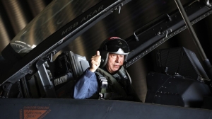 Ο τούρκος υπουργός Άμυνας, Χουλουσί Ακάρ, φωτογραφίζεται σε πολεμικό αεροπλάνο. Την παραμονή της πρωτοχρονιάς δήλωσε ότι η Τουρκία δεν θα κάνει ανεκτή οποιαδήποτε επέκταση χωρικών υδάτων -παρότι το εν λόγω ζήτημα δεν βρίσκεται αυτή τη στιγμή στο «τραπέζι».