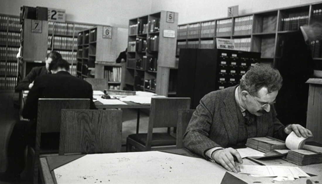 1938, Παρίσι. Ο Βάλτερ Μπένγιαμιν στην Εθνική Βιβλιοθήκη φωτογραφημένος από τη Ζιζέλ Φρόυντ.   