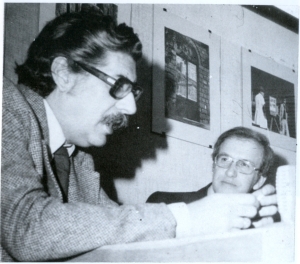  23 Μαρτίου 1977, Θεσσαλονίκη. O Mάριο Βίττι και ο Μανόλης Αναγνωστάκης συνομιλούν στην παλιά αίθουσα της Τέχνης.