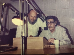 Φωτογραφία του Ηλία Χ. Παπαδημητρακόπουλου με τον Μανόλη Αναγνωστάκη, στο στούντιο της κρατικής ραδιοφωνίας.  