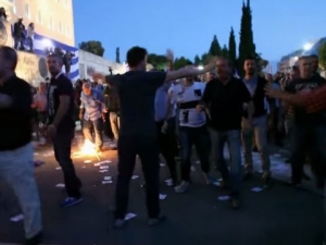 Αθήνα, πλατεία Συντάγματος, 22 Ιουνίου 2015. Αναρχικοί της ομάδας Ρουβίκωνας εμβολίζουν με βίαιες πρακτικές τη συγκέντρωση &quot;Μένουμε Ευρώπη&quot;. Τέτοια φαινόμενα ίσως πηγάζουν και από τη διαπίστωση του Νικόλα Σεβαστάκη, ότι &quot;ζούμε μια ρητορική που συγχέει την αγαθότητα των προθέσεων με τις «πολιτικές» μιας περιστασιακής πολιτικής πλειοψηφίας. Και αυτή η ρητορική μαρτυρά περισσότερο επιστροφή σε κακέκτυπα ιακωβινισμού παρά ανανέωση της δημοκρατικής σκέψης. Ο λαϊκιστικός εθνικισμός συνέχει την κυρίαρχη ελληνική ιδεολογία της τρέχουσας περιόδου.&quot;