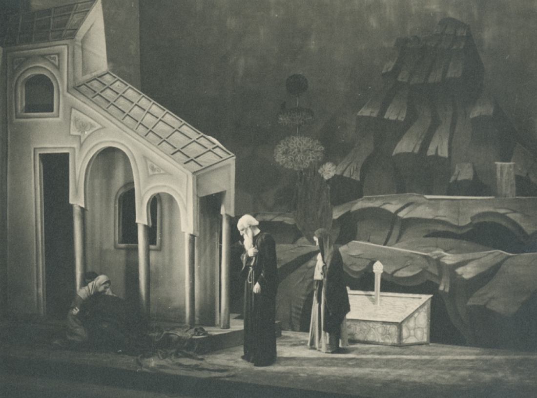 Σκηνή από το έργο του Βασίλη Ρώτα  Να ζη το Μεσολόγγι που, μαζί με τη Θυσία του Αβραάμ, είχε ανεβεί σε ενιαία παράσταση, στο Εθνικό Θέατρο, το 1933.  Εικονίζονται στο κέντρο, ο Χρήστος Φαρμάκης (Πάνος) και ο Τζαβαλάς Καρούσος (Παπάς), που πλαισιώνονται από τα άλλα μέλη του θιάσου.  