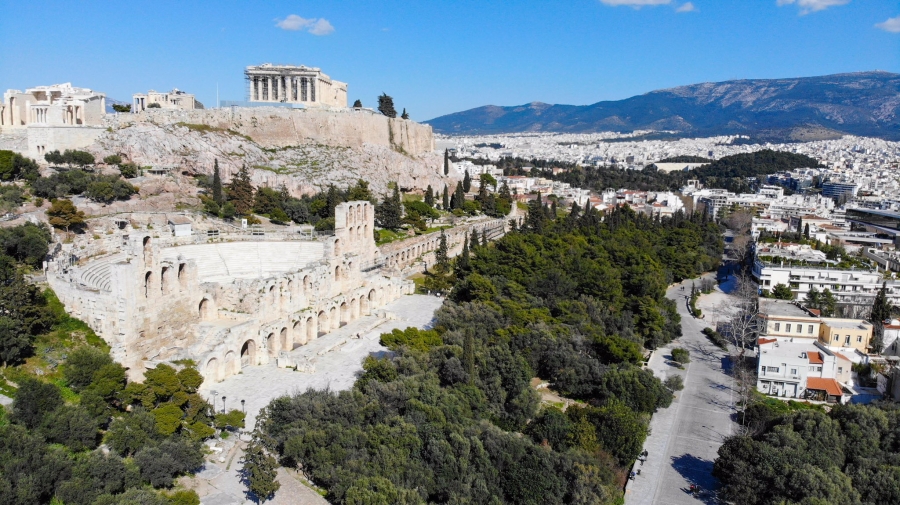 &Alpha;&theta;ή&nu;&alpha;, &tau;&eta;&nu; &epsilon;&pi;&omicron;&chi;ή &tau;&eta;&sigmaf; &kappa;&alpha;&rho;&alpha;&nu;&tau;ί&nu;&alpha;&sigmaf;. H &Alpha;&kappa;&rho;ό&pi;&omicron;&lambda;&eta; &kappa;&lambda;&epsilon;&iota;&sigma;&tau;ή &kappa;&alpha;&iota;  &omicron;&iota; &gamma;ύ&rho;&omega; &delta;&rho;ό&mu;&omicron;&iota; έ&rho;&eta;&mu;&omicron;&iota; &alpha;&pi;ό &delta;&iota;&alpha;&beta;ά&tau;&epsilon;&sigmaf; &kappa;&alpha;&iota; &alpha;&upsilon;&tau;&omicron;&kappa;ί&nu;&eta;&tau;&alpha;. 