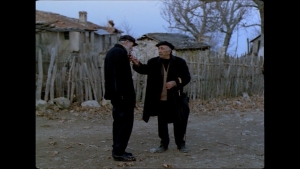 Ο Μάνος Κατράκης (αριστερά) και ο Διονύσης Παπαγιαννόπουλος σε σκηνή από το Ταξίδι στα Κύθηρα (1984) του Θόδωρου Αγγελόπουλου. Η σκηνή λειτουργούσε κυρίως ως σχόλιο για τον εμφύλιο, αφού ο παλιός δεξιός τον οποίο υποδύεται ο Παπαγιαννόπουλος λέει στον παλαιό αριστερό, που μόλις επέστρεψε από την εξορία: «Μας βάλανε και πολεμήσαμε. Βγάλαμε τα μάτια μας. Εσύ από εδώ. Εγώ από την άλλη μεριά. Χάσαμε και οι δυο. Ο άνθρωπος με τον άνθρωπο, ο λύκος με το λύκο. Τίποτα δεν απόμεινε εδώ πέρα». Ο Θανάσης Βαλτινός, ο οποίος συνυπέγραφε το σενάριο της ταινίας μαζί με το σκηνοθέτη της, είναι ένας από τους συγγραφείς που αναφέρθηκαν στον εμφύλιο με διαφορετική οπτική από την κυρίαρχη τα πρώτα χρόνια της Μεταπολίτευσης, και πάντως πριν εμφανιστεί το ρεύμα της ιστορικής αναθεώρησης.  