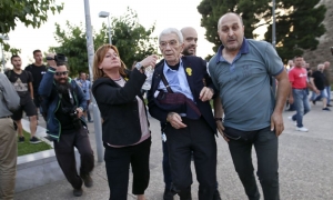 19 Μαΐου 2017, Θεσσαλονίκη. Ο Γιάννης Μπουτάρης απομακρύνεται με τη βοήθεια ελάχιστων συνεργατών του που βρέθηκαν στη βιαιοπραγία εναντίον του, υπό τον προπηλακισμό του δήθεν πατριωτικού όχλου. 