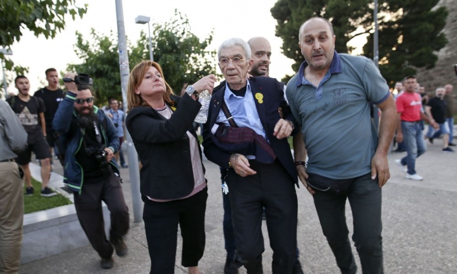 19 &Mu;&alpha;ΐ&omicron;&upsilon; 2017, &Theta;&epsilon;&sigma;&sigma;&alpha;&lambda;&omicron;&nu;ί&kappa;&eta;. &Omicron; &Gamma;&iota;ά&nu;&nu;&eta;&sigmaf; &Mu;&pi;&omicron;&upsilon;&tau;ά&rho;&eta;&sigmaf; &alpha;&pi;&omicron;&mu;&alpha;&kappa;&rho;ύ&nu;&epsilon;&tau;&alpha;&iota; &mu;&epsilon; &tau;&eta; &beta;&omicron;ή&theta;&epsilon;&iota;&alpha; &epsilon;&lambda;ά&chi;&iota;&sigma;&tau;&omega;&nu; &sigma;&upsilon;&nu;&epsilon;&rho;&gamma;&alpha;&tau;ώ&nu; &tau;&omicron;&upsilon; &pi;&omicron;&upsilon; &beta;&rho;έ&theta;&eta;&kappa;&alpha;&nu; &sigma;&tau;&eta; &beta;&iota;&alpha;&iota;&omicron;&pi;&rho;&alpha;&gamma;ί&alpha; &epsilon;&nu;&alpha;&nu;&tau;ί&omicron;&nu; &tau;&omicron;&upsilon;, &upsilon;&pi;ό &tau;&omicron;&nu; &pi;&rho;&omicron;&pi;&eta;&lambda;&alpha;&kappa;&iota;&sigma;&mu;ό &tau;&omicron;&upsilon; &delta;ή&theta;&epsilon;&nu; &pi;&alpha;&tau;&rho;&iota;&omega;&tau;&iota;&kappa;&omicron;ύ ό&chi;&lambda;&omicron;&upsilon;. 