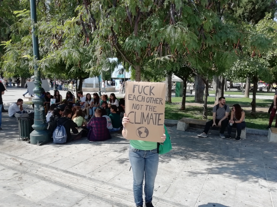 Παρασκευή 27 Σεπτεμβρίου, πλατεία Συντάγματος, Αθήνα. &quot;Θυμάμαι την Ειρήνη, τη μαθήτρια που φωτογράφησα με το πλακάτ που κάλυπτε το πρόσωπο της και έγραφε το παρακάτω ευγλωττο σύνθημα: «Fuck each other  not the climate». Η ίδια ήταν ευγενέστατη παρά την αθυροστομία του συνθήματος&quot;