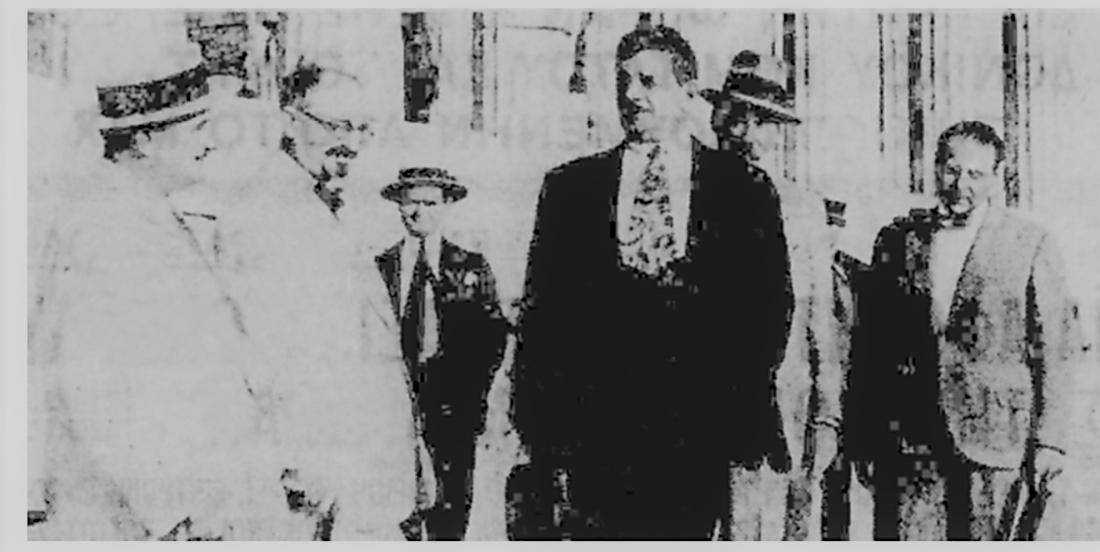 Ο κύριος με το γκρι κοστούμι που διακρίνεται στη φωτογραφία από την εφημερίδα Ακρόπολις πάνω στον ιερό βράχο, δεξιά από τον γάλλο προσκεκλημένο, τον δήμαρχο της Λυών Εντουάρ Ερριώ, εκπροσωπεί το υπουργείο Εξωτερικών. Ο άνθρωπος τον οποίο ο Πέτρος Πικρός διασώζει ονοματολογικώς σε εσωτερική στήλη της Πατρίδος ως κ. Σεφεριάδη, σήμερα είναι ο πασίγνωστος ποιητής Γιώργος Σεφέρης. 