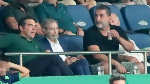 &Omicron; &Alpha;&lambda;έ&xi;&eta;&sigmaf; &Tau;&sigma;ί&pi;&rho;&alpha;&sigmaf; (&alpha;&rho;&iota;&sigma;&tau;&epsilon;&rho;ά) &sigma;&tau;&omicron; &gamma;ή&pi;&epsilon;&delta;&omicron; &tau;&omicron;&upsilon; &Pi;&alpha;&nu;&alpha;&theta;&eta;&nu;&alpha;ϊ&kappa;&omicron;ύ &mu;&epsilon; &tau;&omicron;&nu; &pi;&alpha;&lambda;&alpha;&iota;ό &pi;&rho;ό&epsilon;&delta;&rho;&omicron; &tau;&eta;&sigmaf; &omicron;&mu;ά&delta;&alpha;&sigmaf; &Gamma;&iota;ώ&rho;&gamma;&omicron; &Beta;&alpha;&rho;&delta;&iota;&nu;&omicron;&gamma;&iota;ά&nu;&nu;&eta; &kappa;&alpha;&iota; &tau;&omicron;&nu; &eta;&theta;&omicron;&pi;&omicron;&iota;ό &Beta;&alpha;&sigma;ί&lambda;&eta; &Mu;&pi;&iota;&sigma;&mu;&pi;ί&kappa;&eta;. &Mu;&epsilon;&tau;ά &tau;&eta;&nu; &alpha;&pi;&omicron;&chi;ώ&rho;&eta;&sigma;ή &tau;&omicron;&upsilon; &alpha;&pi;ό &tau;&eta;&nu; &pi;&rho;&omicron;&epsilon;&delta;&rho;ί&alpha;, &epsilon;ί&nu;&alpha;&iota; &sigma;&upsilon;&chi;&nu;έ&sigmaf; &omicron;&iota; &delta;&eta;&mu;ό&sigma;&iota;&epsilon;&sigmaf; &epsilon;&mu;&phi;&alpha;&nu;ί&sigma;&epsilon;&iota;&sigmaf; &tau;&omicron;&upsilon; &tau;έ&omega;&sigmaf; &pi;&rho;&omicron;έ&delta;&rho;&omicron;&upsilon; &tau;&omicron;&upsilon; &Sigma;&Upsilon;&Rho;&Iota;&Zeta;&Alpha; &sigma;&tau;&omicron; &gamma;ή&pi;&epsilon;&delta;&omicron; &tau;&omicron;&upsilon; &Pi;&alpha;&nu;&alpha;&theta;&eta;&nu;&alpha;ϊ&kappa;&omicron;ύ.