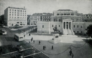 Το ξενοδοχείο Athénée Palace, πρώην Ilion, ήταν το πρώτο κτίριο στην Ελλάδα που χτίστηκε με οπλισμένο σκυρόδεμα, το 1907, στην συμβολή των οδών Κολοκοτρώνη και Σταδίου. Εδώ, όπως ήταν μετά το 1950, χρονιά που συμπληρώθηκε και ανακαινίστηκε.