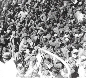 A&iota;&chi;&mu;ά&lambda;&omega;&tau;&omicron;&iota; &tau;&omega;&nu; &Tau;&omicron;ύ&rho;&kappa;&omega;&nu; &sigma;&tau;&eta; &Mu;&iota;&kappa;&rho;ά &Alpha;&sigma;ί&alpha;. &Omicron;&iota; &sigma;&upsilon;&nu;&theta;ή&kappa;&epsilon;&sigmaf; ή&tau;&alpha;&nu; &sigma;&kappa;&lambda;&eta;&rho;έ&sigmaf;, &mu;&epsilon; &alpha;&pi;&omicron;&tau;έ&lambda;&epsilon;&sigma;&mu;&alpha; &pi;&epsilon;&rho;ί&pi;&omicron;&upsilon; 18.000 έ&lambda;&lambda;&eta;&nu;&epsilon;&sigmaf; &sigma;&tau;&rho;&alpha;&tau;&iota;ώ&tau;&epsilon;&sigmaf; &nu;&alpha; &mu;&eta;&nu; &kappa;&alpha;&tau;&alpha;&phi;έ&rho;&omicron;&upsilon;&nu; &nu;&alpha; &epsilon;&pi;&iota;&sigma;&tau;&rho;έ&psi;&omicron;&upsilon;&nu; &sigma;&tau;&eta;&nu; &Epsilon;&lambda;&lambda;ά&delta;&alpha;. &Phi;&omega;&tau;&omicron;&gamma;&rho;&alpha;&phi;ί&alpha; &alpha;&pi;ό &tau;&omicron; &beta;&iota;&beta;&lambda;ί&omicron; &tau;&omega;&nu; &Nu;. &Sigma;. &Kappa;&alpha;&nu;&epsilon;&lambda;&lambda;ό&pi;&omicron;&upsilon;&lambda;&omicron;&upsilon; &ndash; &Nu;. &Phi;. &Tau;ό&mu;&pi;&rho;&omicron;&upsilon;, &Eta; &tau;&rho;&alpha;&gamma;&iota;&kappa;ή &iota;&sigma;&tau;&omicron;&rho;ί&alpha; &tau;&omega;&nu; &Epsilon;&lambda;&lambda;ή&nu;&omega;&nu; &alpha;&iota;&chi;&mu;&alpha;&lambda;ώ&tau;&omega;&nu; &sigma;&tau;&eta; &Mu;&iota;&kappa;&rho;ά &Alpha;&sigma;ί&alpha;, 1919-1924.&nbsp;