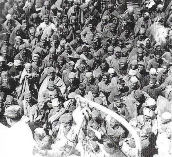 &Eta; &iota;&sigma;&tau;&omicron;&rho;ί&alpha; &chi;&iota;&lambda;&iota;ά&delta;&omega;&nu; &alpha;&iota;&chi;&mu;&alpha;&lambda;ώ&tau;&omega;&nu;